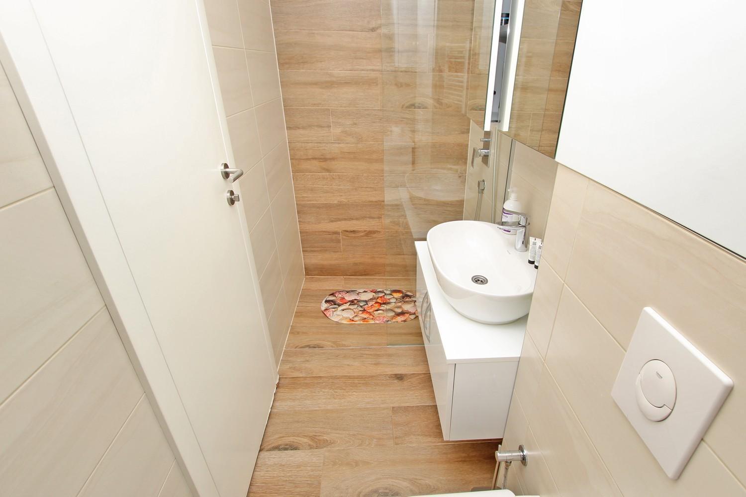 Modern Bright With Free Parking Apartment